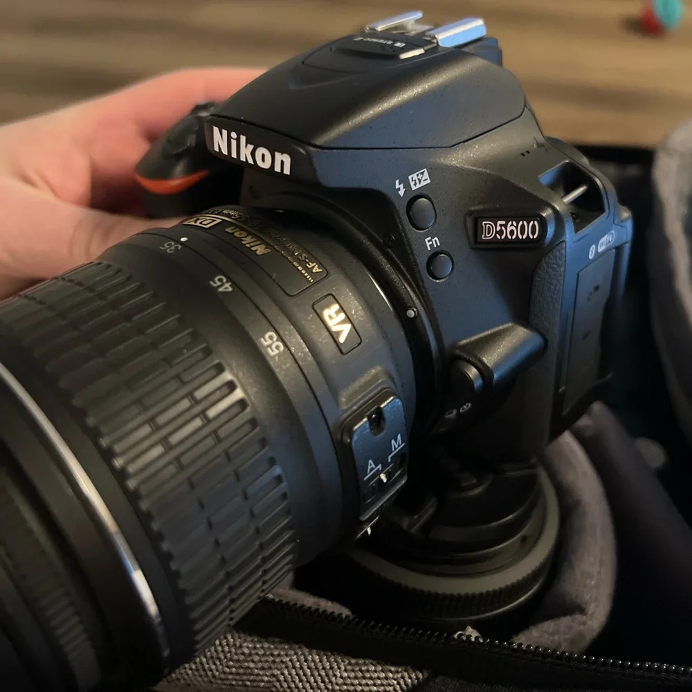 Nikon 5600 comes with 2 lenses the 18-55MMDX & the 55-200MMDX battery & charger